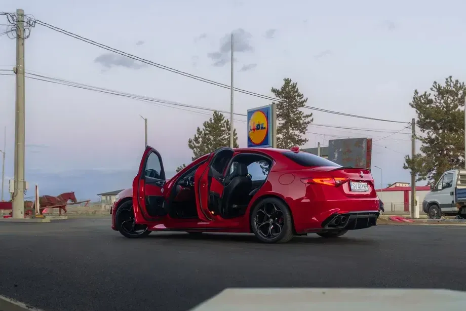 Alfa Romeo Giulia 2.9 Turbo RWD AT8 Quadrifoglio — imagine 2