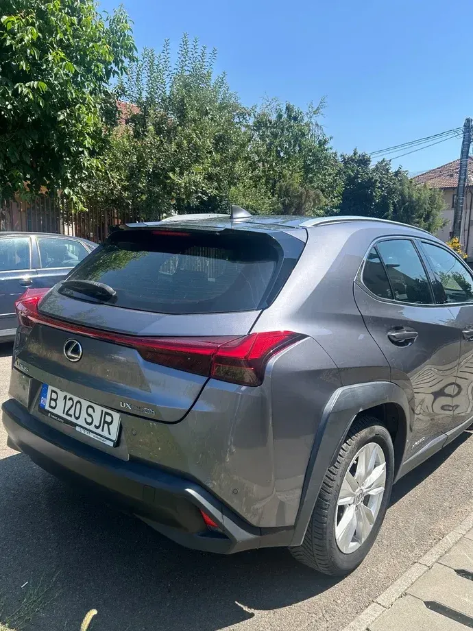Lexus UX 250h Business Edition — imagine 4