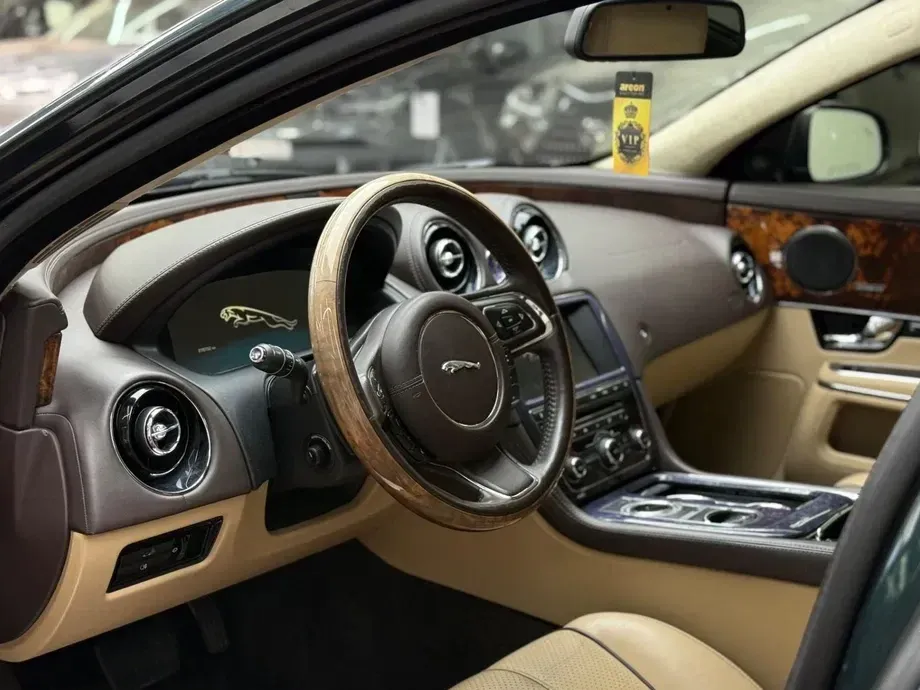 Jaguar XJ 3.0 V6 Kompressor AWD Langversion Premium Luxury — imagine 6