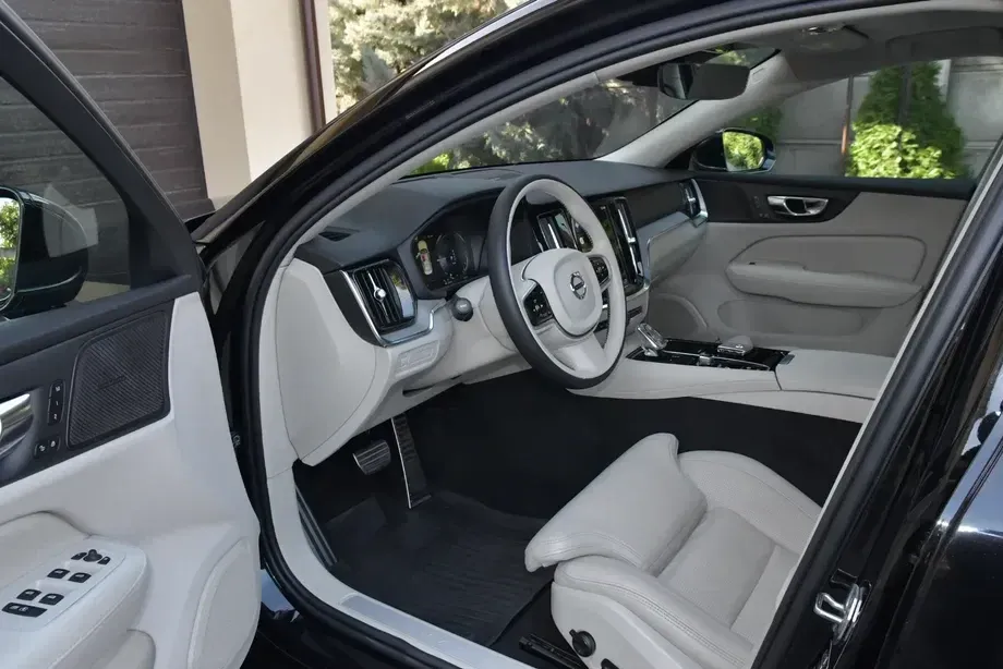 Volvo S60 III T8 eAWD Inscription — imagine 3