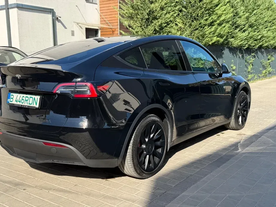 Tesla Model Y — imagine 3