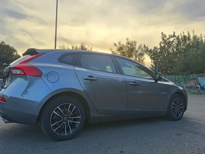 Volvo V40 II