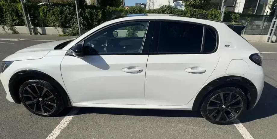 Peugeot 208 1.2 L PureTech STT EAT8 GT Pack — imagine 4