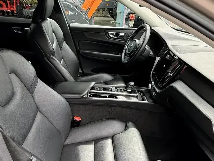 Volvo XC 60 II B4 MHEV AT AWD Plus Dark