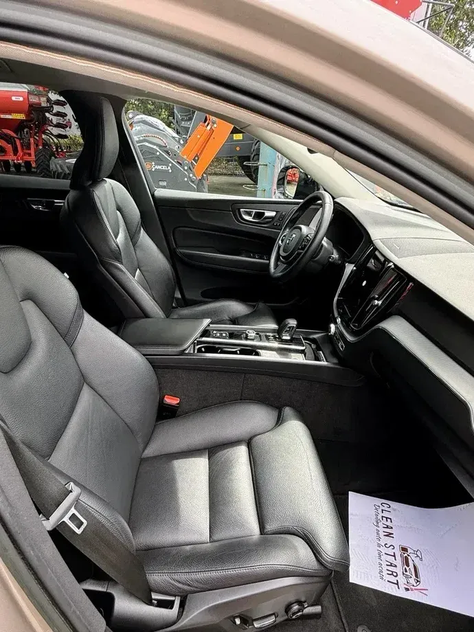 Volvo XC 60 II B4 MHEV AT AWD Plus Dark — imagine 3