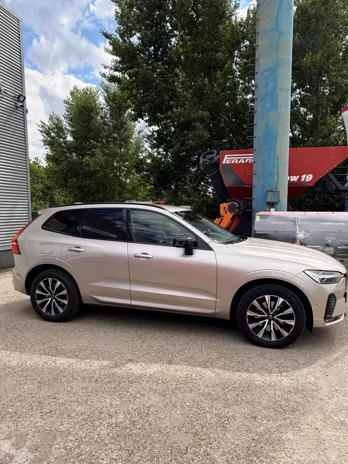 Volvo XC 60 II B4 MHEV AT AWD Plus Dark — imagine 4