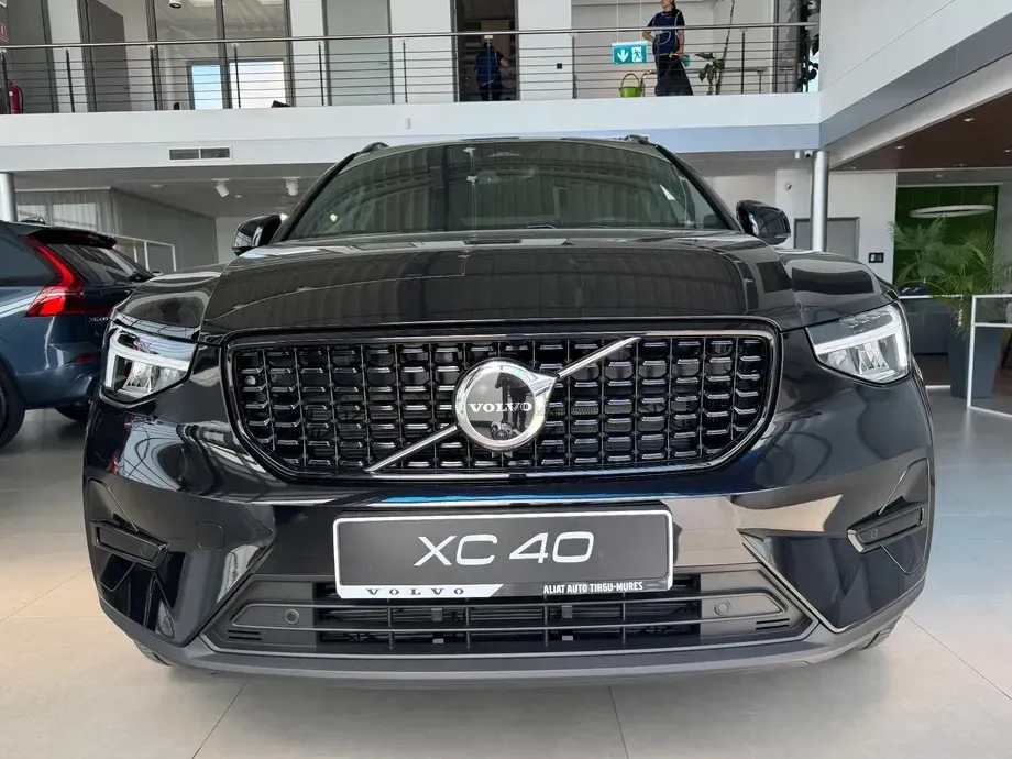 Volvo XC 40 B3 AT FWD MHEV Plus Dark — imagine 2