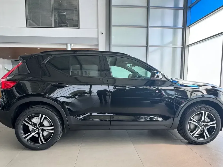 Volvo XC 40 B3 AT FWD MHEV Plus Dark — imagine 4
