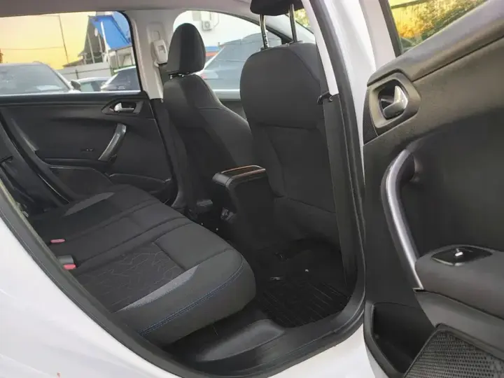 Peugeot 2008 I PureTech 130 GPF Stop&Start Signature