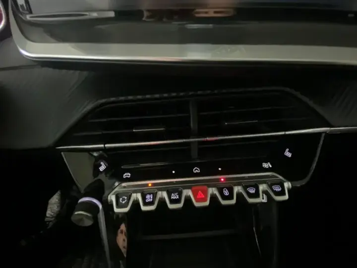 Peugeot 208 Hybrid 110 e-DSC6 Style