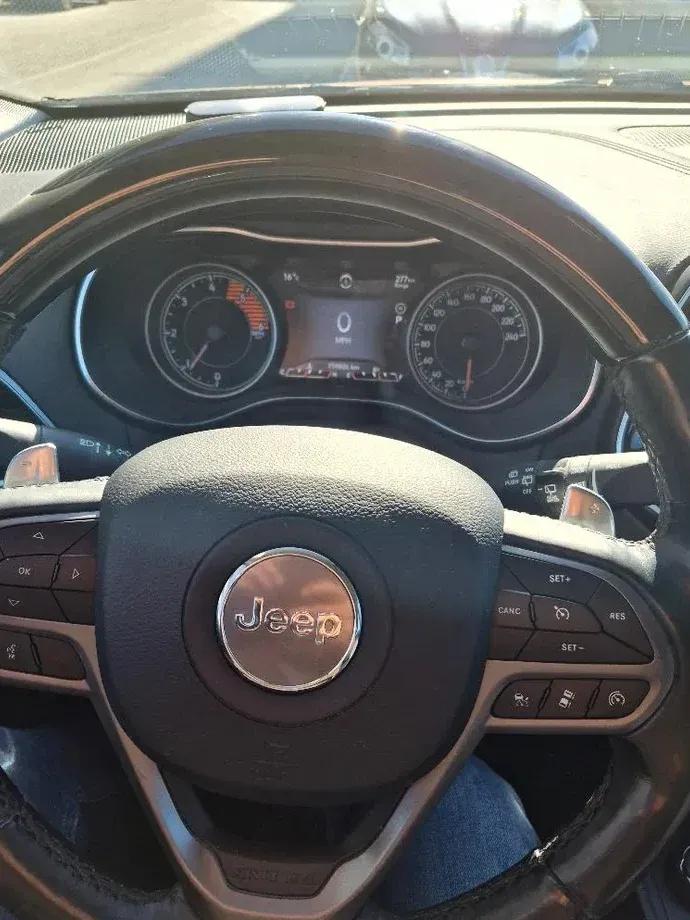 Jeep Cherokee — imagine 5