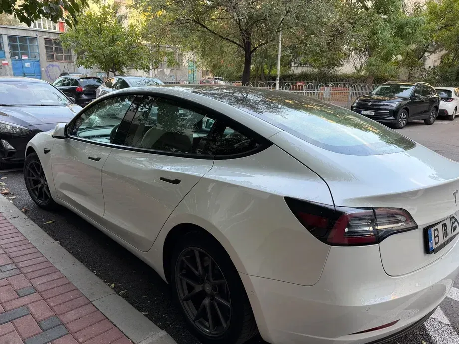 Tesla Model 3 Standard — imagine 4