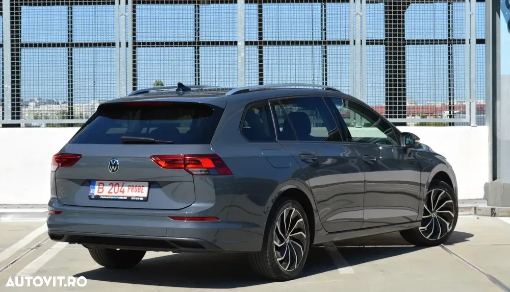 Volkswagen Golf VIII 1.5 eTSI ACT DSG MHEV Style — imagine 3
