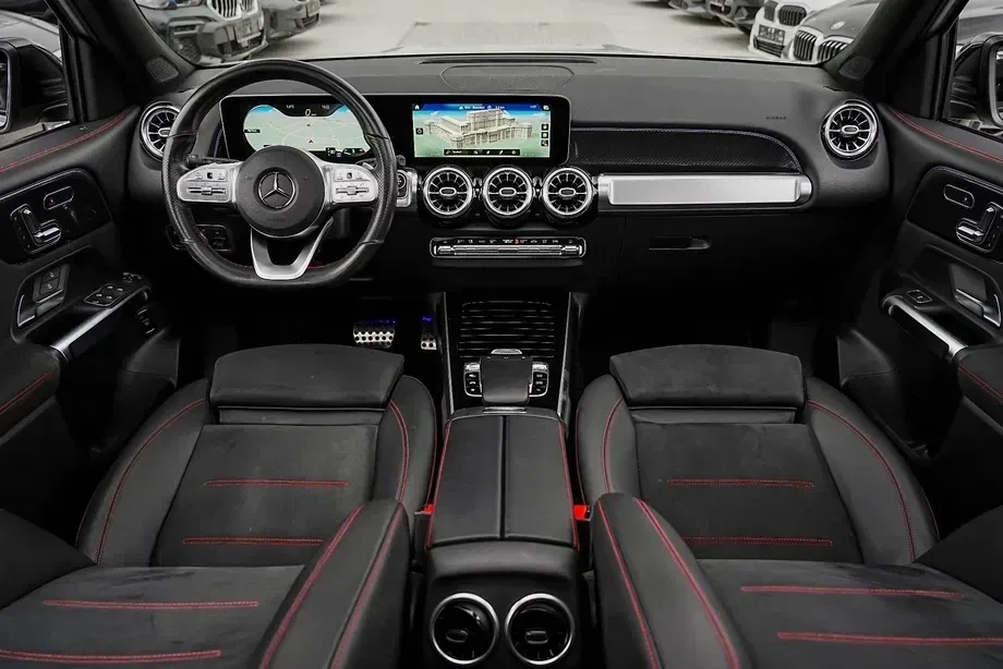 Mercedes-Benz GLB 200 7G-DCT AMG Line — imagine 3
