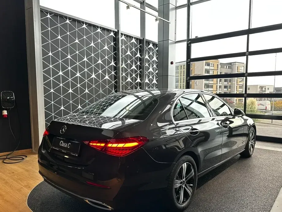Mercedes-Benz C W206 180 MHEV — imagine 4